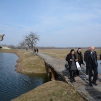 Milan Bandić sa suradnicima posjetio Spomen-područje Jasenovac i romsko groblje Uštica