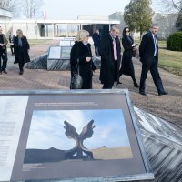 Milan Bandić sa suradnicima posjetio Spomen-područje Jasenovac i romsko groblje Uštica