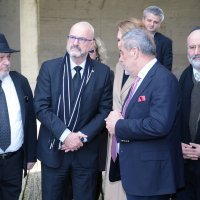 Milan Bandić sa suradnicima posjetio Spomen-područje Jasenovac i romsko groblje Uštica