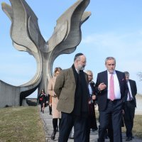 Milan Bandić sa suradnicima posjetio Spomen-područje Jasenovac i romsko groblje Uštica