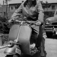 Lavoslav Seljan - direktor Propagandnog odjela Tvornice Naprijed pozira za propagandne materijale tvornice u jakni proizvedenoj u Tvornici konfekcije Naprijed, 1960.