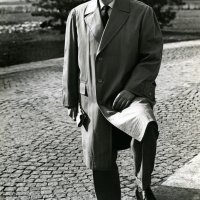 Lavoslav Seljan pozira u kaputu Tvornice konfekcije Naprijed, 1960.