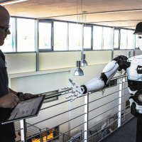 Employees learn new work procedures for the production of electric vehicles, also with the aid of industrial robots.