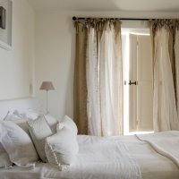 Spavaće sobe s bijelom posteljinom