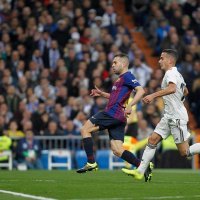 Real Madrid - Barcelona, Jordi Alba ispred Lucasa Vazqueza
