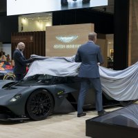 Skidanje plahte s Aston Martin Valkyrie u Ženevi