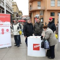 Na Trgu potpisivana peticija "Stop poskupljenju cijena komunalnog otpada"