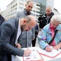 Na Trgu potpisivana peticija "Stop poskupljenju cijena komunalnog otpada"