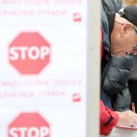Na Trgu potpisivana peticija "Stop poskupljenju cijena komunalnog otpada"