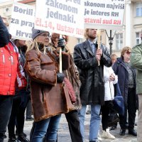 Prosvjed članova Udruge stanara Grada Splita na Trgu svetog Marka