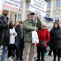 Prosvjed članova Udruge stanara Grada Splita na Trgu svetog Marka