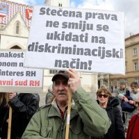 Prosvjed članova Udruge stanara Grada Splita na Trgu svetog Marka