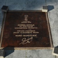 Na Korzu postavljena brončane spomen ploča Mariju Mandžukiću