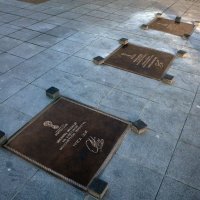 Na Korzu postavljene brončane spomen ploče Mandžukiću, Oliću i Rakitiću