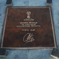 Na Korzu postavljene brončane spomen ploča Ivici Oliću