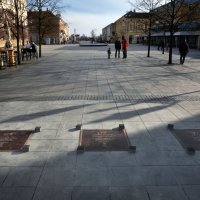 Na Korzu postavljene brončane spomen ploče Mandžukiću, Oliću i Rakitiću