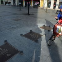 Na Korzu postavljene brončane spomen ploče Mandžukiću, Oliću i Rakitiću