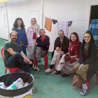 Čombe, Nila, Željka, nevjernik, Maha, Antonija i Ishwari pred VIP apartmanom