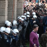 Prosvjednici pred zgradom Predsjedništva u Beogradu