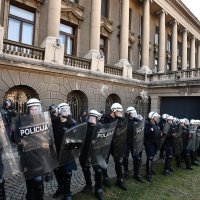 Prosvjednici pred zgradom Predsjedništva u Beogradu