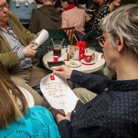 čitanje stihova napisanih kavom