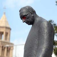 Vandali obojali u crveno oči na spomeniku Franji Tuđmanu u Splitu