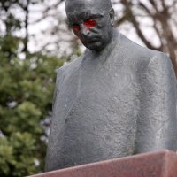 Vandali obojali u crveno oči na spomeniku Franji Tuđmanu u Splitu