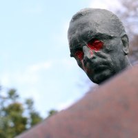 Vandali obojali u crveno oči na spomeniku Franji Tuđmanu u Splitu