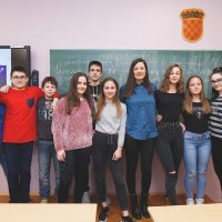 Ana Bajo uz učenike