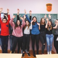 Ana Bajo uz učenike