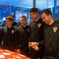 Josip Brekalo, Marko Rog, Milan Badelj, Bruno Petković oslikavaju automobil