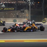 Max Verstappen (NIZ) Red Bull Racing, Carlos Sainz Jr (ŠPA) Mclaren