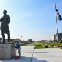 Vandaliziran spomenik Franji Tuđmanu