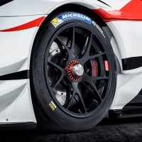 Prednji kotač pokazuje rasne trkaće karakteristike