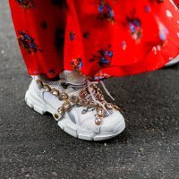 'Ružne' tenisice i ženstvene haljine