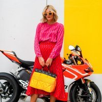 'Ružne' tenisice i ženstvene haljine