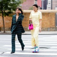 'Ružne' tenisice i ženstvene haljine