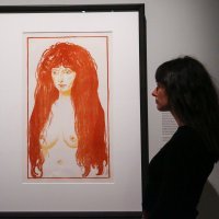 Žena s crvenom kosom i zelenim očima