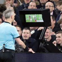 Tottenham - Manchester City, prva utakmica četvrtfinala LP-a  -  sudac Bjorn Kuipers gleda VAR