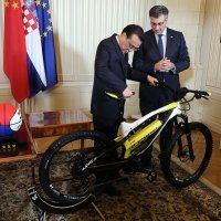 Razmjena poklona Andreja Plenkovića i Li Keqianga