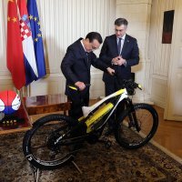 Razmjena poklona Andreja Plenkovića i Li Keqianga