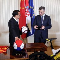 Razmjena poklona Andreja Plenkovića i Li Keqianga