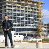 Zvonko Kotarac ispred hotela Amfora