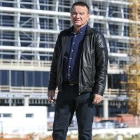 Zvonko Kotarac ispred hotela Amfora