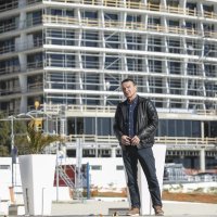 Zvonko Kotarac ispred hotela Amfora