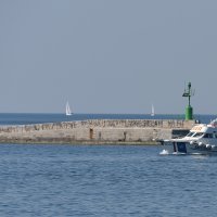 Teretni brod Agios Rafail pod grčkom zastavom udario pramcem u stijene