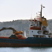 Teretni brod Agios Rafail pod grčkom zastavom udario pramcem u stijene