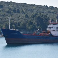 Teretni brod Agios Rafail pod grčkom zastavom udario pramcem u stijene