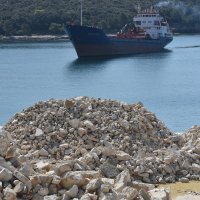 Teretni brod Agios Rafail pod grčkom zastavom udario pramcem u stijene