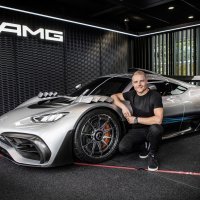 Valtteri Bottas vozač Formule1 pored hiperautomobila Mercedes-AMG Project One